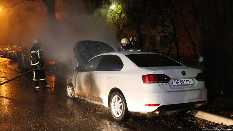 Один из автомобилей посольства РФ в Киеве был подожжен неизвестными во время протеста под дипломатическим зданием.