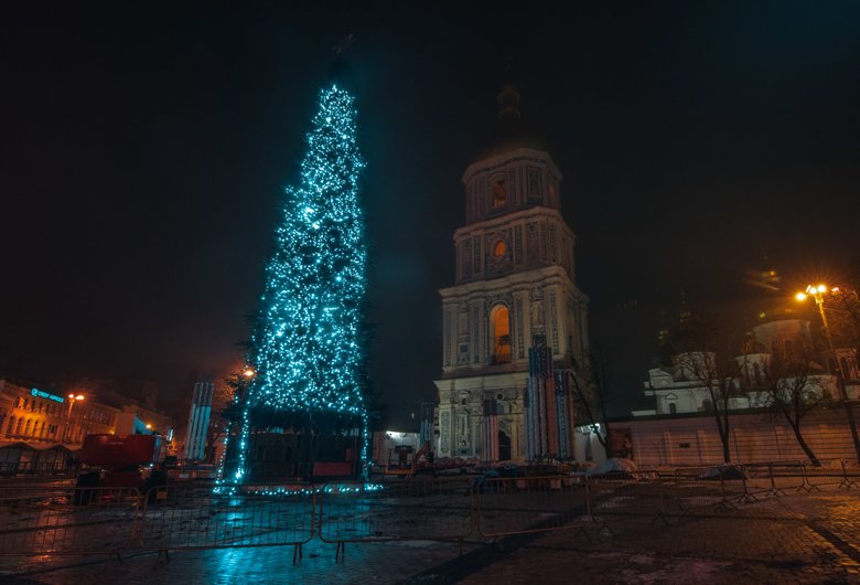 На Софійській площі в Києві почалися роботи з оформлення головної новорічної ялинки України.