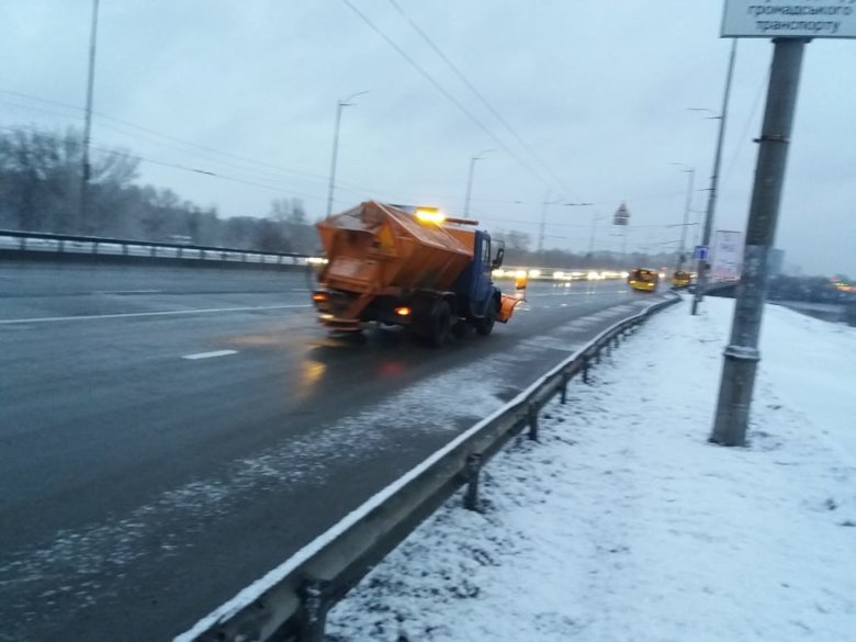 В Киеве небольшой снег, чтоб не допустить намерзания снега и льда Киевавтодор проводит работы по обработке покрытия дорог, мостов и путепроводов противогололедными материалами.