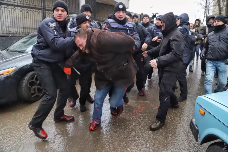 В Одессе полиция применила силу к участникам акции в поддержку пленных украинских моряков, которая проходила утром 15 января возле генконсульства Российской Федерации на Гагаринском плато.