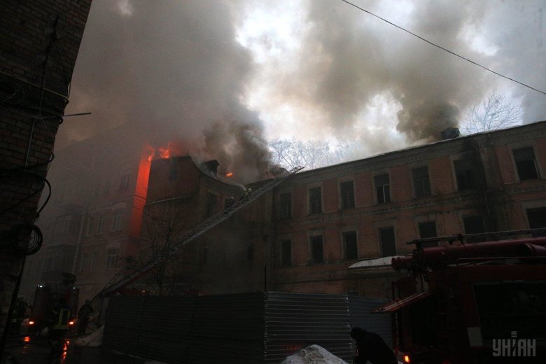 Сьогодні в Києві на вулиці Хрещатик біля готелю Дніпро спалахнула пожежа у відселеному будинку.