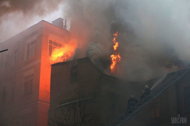 Сегодня в Киеве на улице Крещатик возле гостиницы Днепр вспыхнул пожар в отселенном здании.