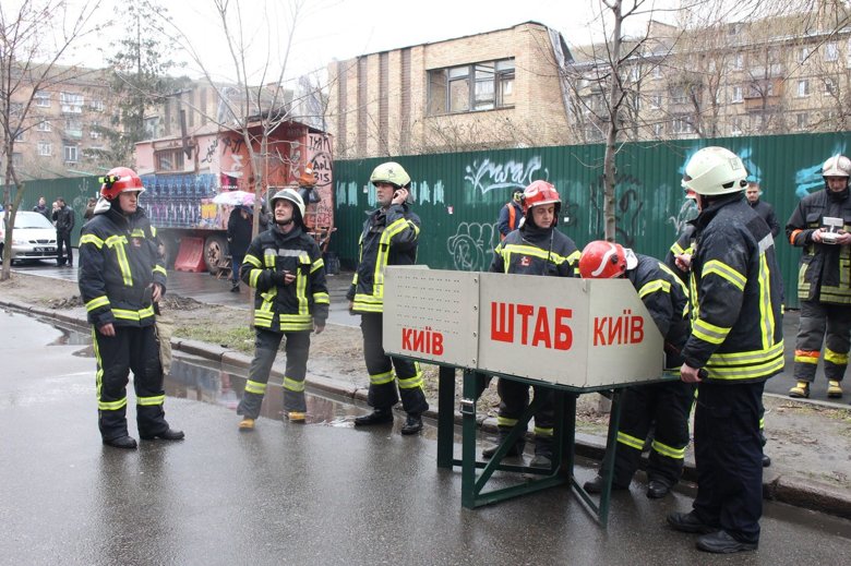 В среду, 27 марта, произошел пожар в трехэтажном жилом доме на ул. Юрковской, 28 в Подольском районе Киева.