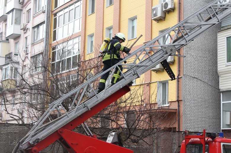 В среду, 27 марта, произошел пожар в трехэтажном жилом доме на ул. Юрковской, 28 в Подольском районе Киева.