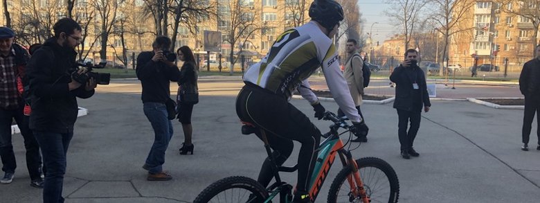 В 8.31 мэр Киева Виталий Кличко одним из первых на выборах президента Украины. Кличко приехал на избирательный участок на велосипеде.