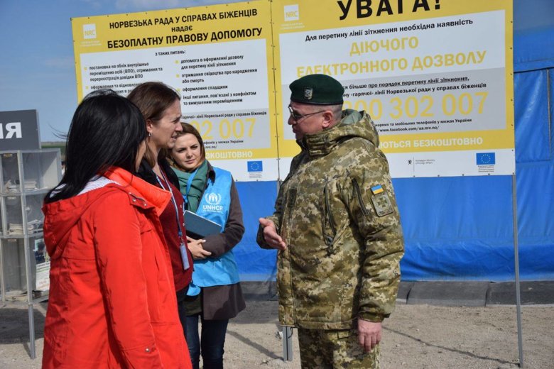 Заместитель главы представительства управления комиссара ООН по делам беженцев Ноэль Калхун посетила пункт пропуска Гнутово на Донбассе.