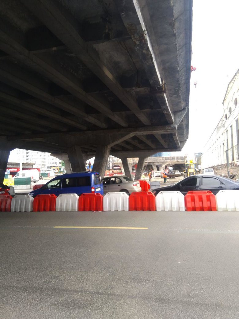 Демонтаж Шулявского путепровода в Киеве проходит без выходных конструкцию разбирают на части и вывозят на утилизацию.