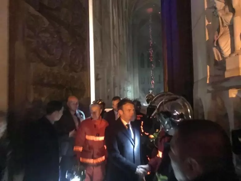 Также президент Франции Эммануэль Макрон ненадолго вошел в здание еще не потушенного Собора Парижской Богоматери.