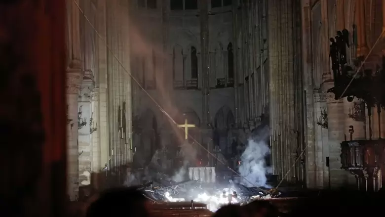 Також президент Франції Еммануель Макрон ненадовго увійшов до будівлі ще палаючого Собору Паризької Богоматері.