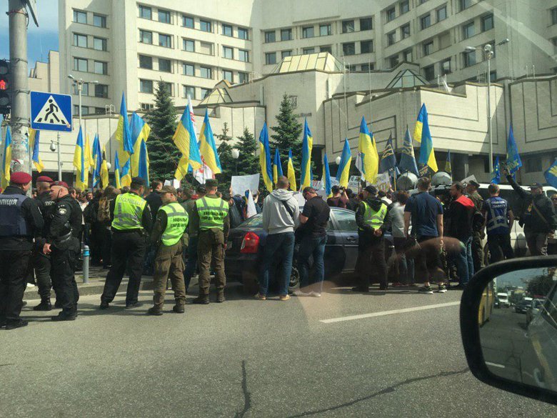 Под Конституционным судом в Киеве во вторник, 14 мая, проходит акция против отмены закона о люстрации.