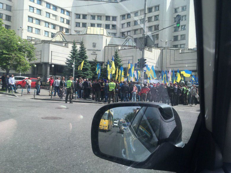 Под Конституционным судом в Киеве во вторник, 14 мая, проходит акция против отмены закона о люстрации.