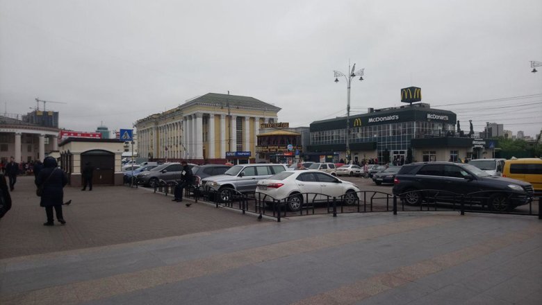 Виталий Кличко обещал, что до мая наведет порядок на вокзале Киева. Но изменений там нет, а работы начнут только с июля.