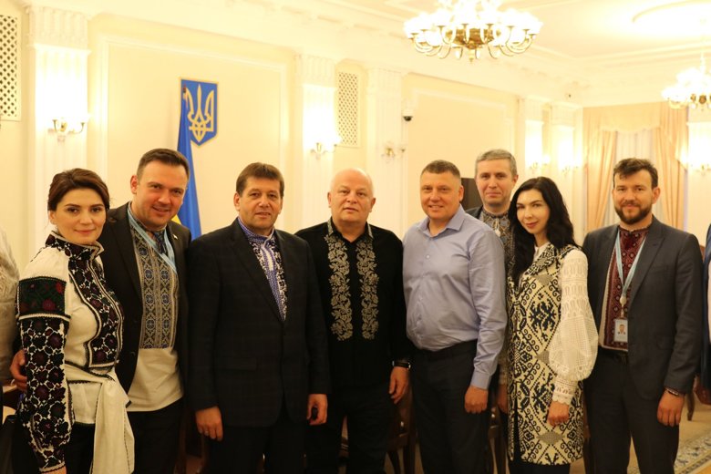 Свои фото в вышиванке опубликовали избранный президент Владимир Зеленский, премьер Владимир Гройсман и народные депутаты.