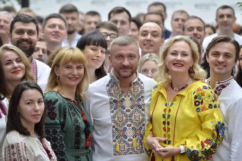 Свои фото в вышиванке опубликовали избранный президент Владимир Зеленский, премьер Владимир Гройсман и народные депутаты.