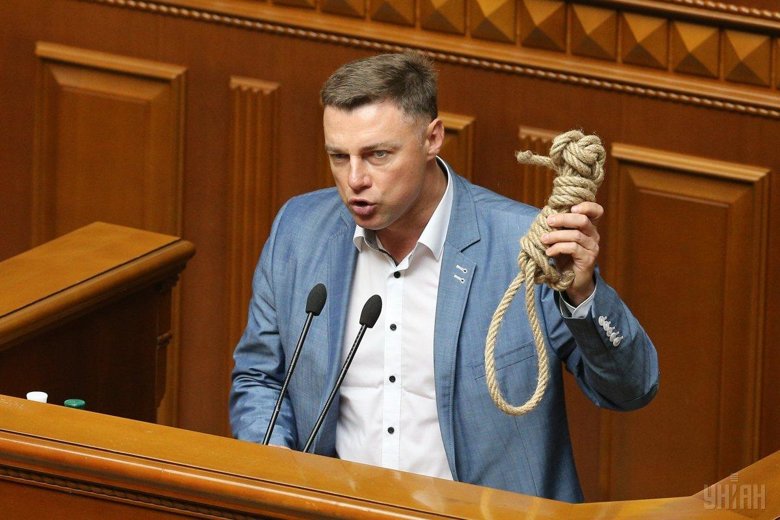Народный депутат Михаил Бондарь бросил веревочную петлю своему коллеге Сергею Каплину в сессионном зале Верховной рады.