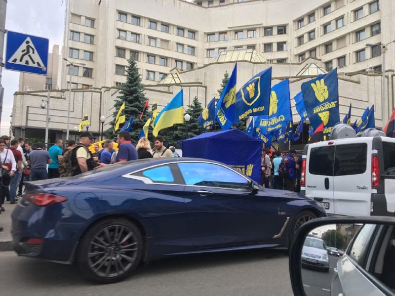 Националисты пикетируют Конституционный Суд Украины против отмены закона о декоммунизации.