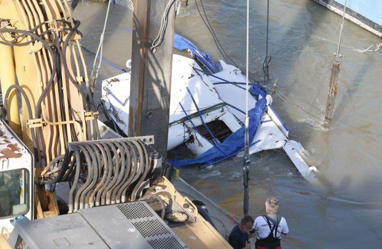 Будапеште из реки Дунай вытащили затонувшее в результате аварии пассажирское судно Hableany, на котором погибли южнокорейские туристы.