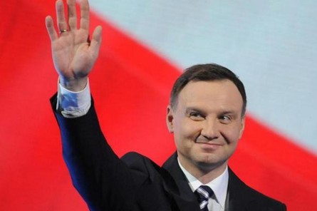 «Слово і Діло» вирішило розібратися, чому ж чинний глава Республіки Польща Броніслав Коморовський програв на президентських виборах