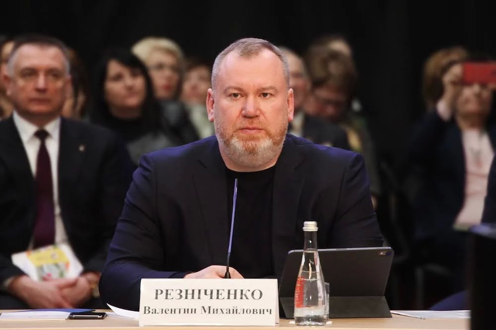 У документі говориться, що Резниченко звільнений в зв'язку із закінченням терміну повноважень президента України Петра Порошенка.