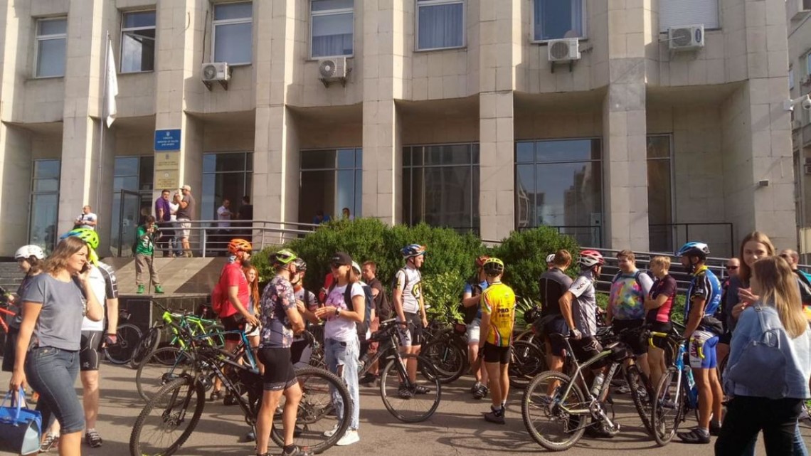 У Києві під Міністерством молоді та спорту України проходить акція на підтримку переможниці Європейських ігор 2019 року в велоспорті Соловей.