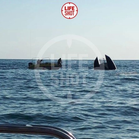 У Чорному морі недалеко від узбережжя Краснодарського краю перекинулося прогулянкове судно з пасажирами, в результаті чого двоє осіб загинули.