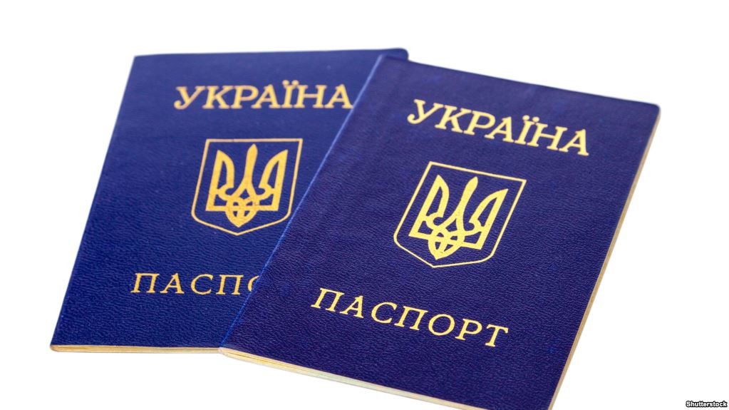 Щоб нарешті розібратися із подвійним громадянством в Україні, президент мав би спершу звернутися до КСУ, вважає юрист.