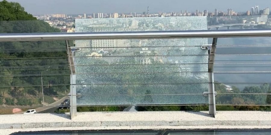 На пешеходно-велосипедном мосту в центре Киева покрылось трещинами стекло на одном из перильных ограждений.