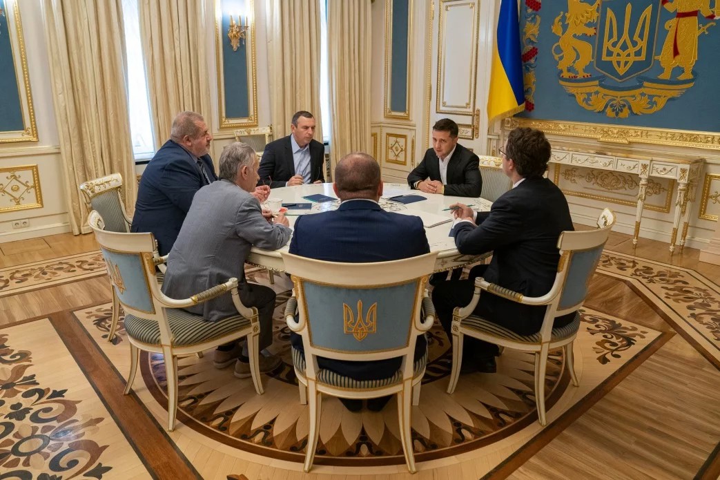 Президент України Володимир Зеленський зустрівся з представниками кримськотатарського народу і обговорив з ними ситуацію в анексованому Криму.