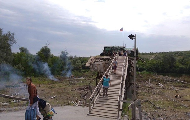 Співробітники ДСНС завершили розмінування близько 2 гектарів території навколо пошкодженого моста в Станиці Луганській о 12 годині в п'ятницю, 16 серпня.
