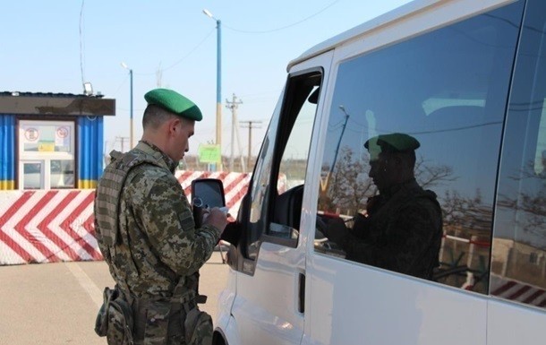 Через КПВВ Новотроицкое проследовали 14 грузовиков. Жители Донбасса получат средства гигиены, лекарства и стройматериалы.