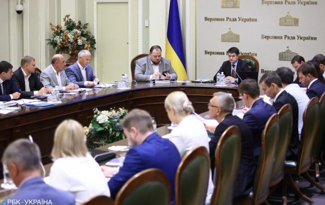 В Верховной раде Украины нового созыва определились с руководителями парламентских комитетов.