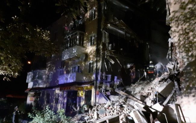 У Дрогобичі Львівської області унаслідок вибуху обвалився чотириповерховий будинок, інформація про жертв та постраждалих уточнюється.