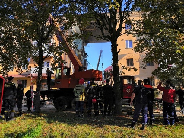 Вибух у чотириповерховому житловому будинку в Дрогобичі зруйнував сім квартир. Фахівці вирішують, чи можна пускати в будинок мешканців сусідніх під'їздів.
