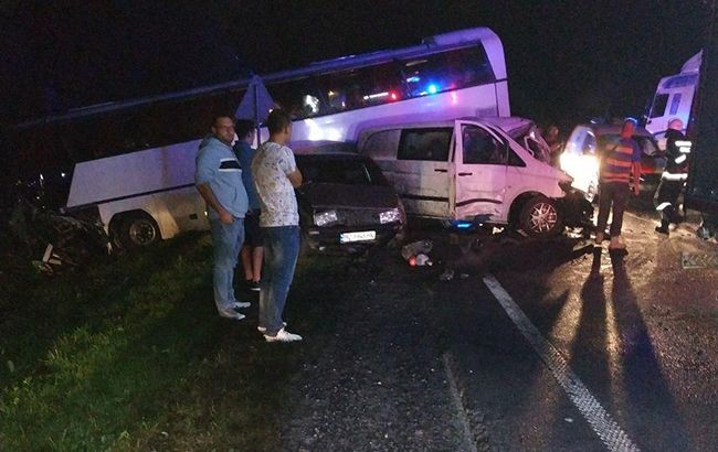 На автодороге Киев-Чоп произошло столкновение двух автомобилей и пассажирского автобyса, в результате чего пострадали 14 человек и 1 человек погиб.