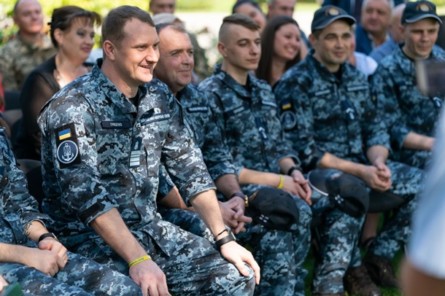 Зеленский поздравил военнослужащих с возвращением на Родину. Отдельно президент поблагодарил родных моряков за поддержку, которую они оказывали.