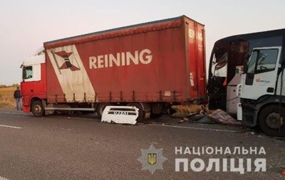 У Київській області поблизу села Бзів сталася аварія за участю вантажівки, автобуса і легкового авто. В результаті зіткнення загинуло троє осіб.