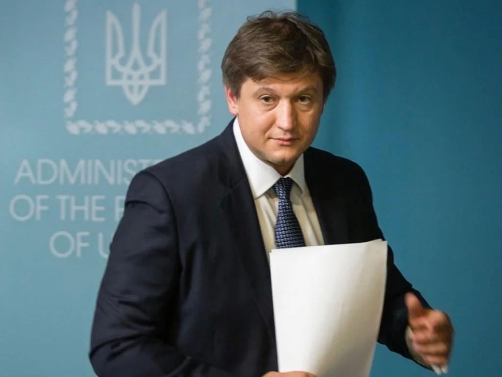 27 вересня стало відомо, що секретар Ради національної безпеки і оборони Олександр Данилюк написав заяву про звільнення.