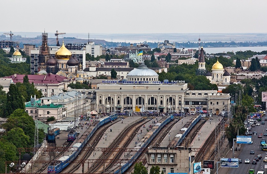 В Одесі в п'ятницю, 25 жовтня, фахівці перевіряють залізничний вокзал і будівлю обласної державної адміністрації на предмет мінування.
