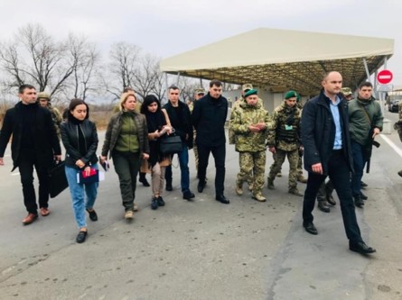 КПП в Новотроицком на Донбассе посетили премьер-министр Алексей Гончарук и министр по делам ветеранов, временно оккупированных территорий и внутренне перемещенных лиц Украины Оксана Коляда.