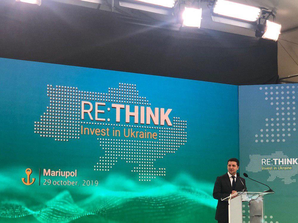 Президент України Володимир Зеленський привітав розведення сил у Золотому. Про це він заявив у кулуарах інвестиційного форуму в Маріуполі.