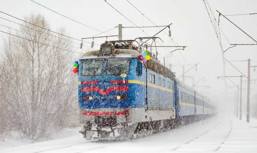 Во время новогодних и рождественских праздников Укрзализныця назначит 35 дополнительных пассажирских поездов дальнего следования для перевозки пассажиров.