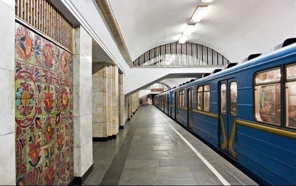 Специалисты не обнаружили взрывоопасных предметов в ходе проверки станции Майдан Независимости в Киеве. Станция открыта для пассажиров.