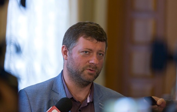 Новым председателем партии Слуга народа был избран Александр Корниенко. Об этом стало известно во время съезда партии в воскресенье, 10 ноября.