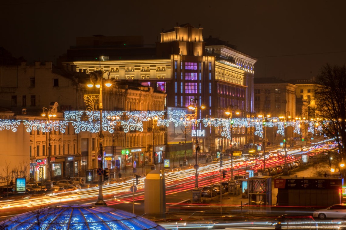 В Киеве начался монтаж новогодней иллюминации в центре города.  В этом году не закупались новинки, но был проведен технический осмотр прошлогодней.