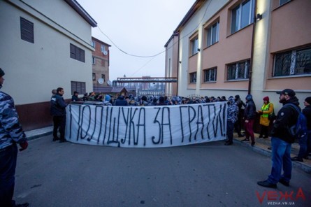 Під стінами «Вінницяобленерго» відбулися сутички між активістами Національної дружини і поліцією під час акції протесту.