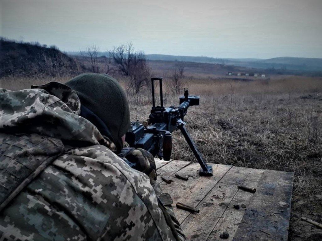С начала текущих суток, 20 ноября, в районе проведения ООС на Донбассе вооруженные формирования РФ и ее наемники три раза нарушили режим прекращения огня.