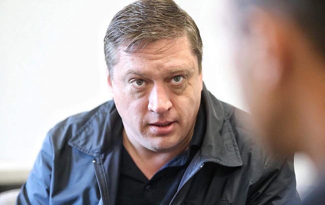 Народний депутат Роман Іванісов на час перевірки покинув фракцію Слуга народу після повідомлень про те, що він був судимий за зґвалтування.