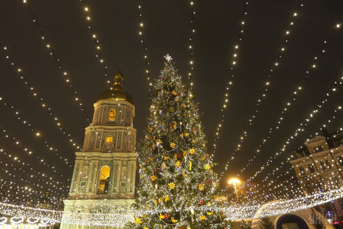 Главную новогоднюю елку Украины традиционно разместят на Софийской площади Киева, а монтировать начнут 5 декабря.