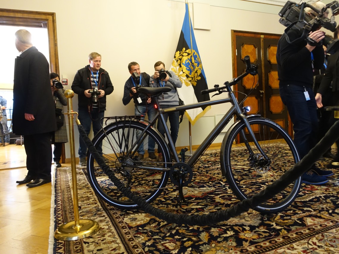 Владимиру Зеленскому во время визита в Эстонию подарили велосипед и банку меда. Керсти Кальюлайд он привез вышиванку.