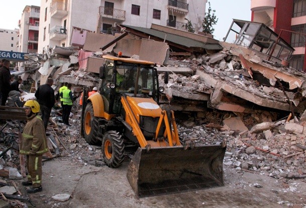 Число жертв землетрясения в Албании возросло до 22 человек.Согласно последним данным, 44 человека спасены из-под руин.